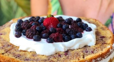 Bolo de brigadeiro branco e frutas roxas