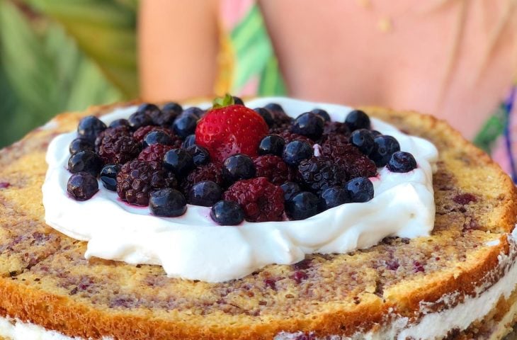Bolo de brigadeiro branco e frutas roxas
