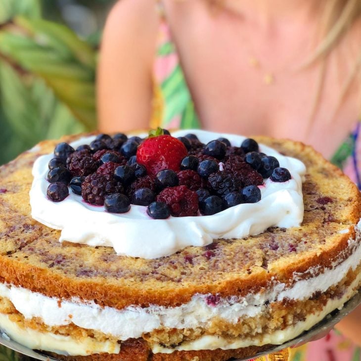 Bolo de brigadeiro branco e frutas roxas