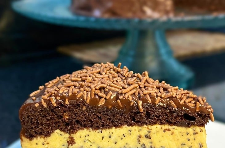 Bolo de brigadeiro com maracujá