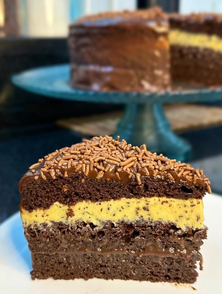 Bolo de brigadeiro com maracujá