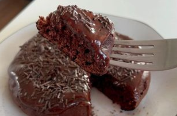 Bolo de brigadeiro na frigideira