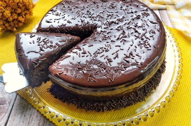 Bolo de brigadeiro simples e rápido