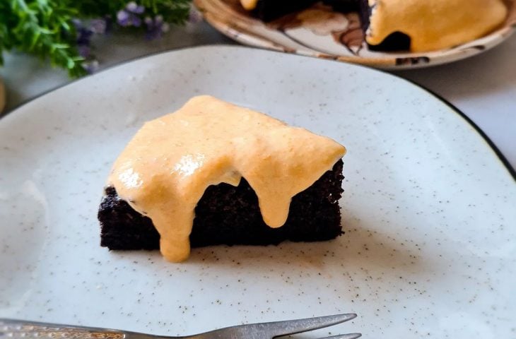 Bolo de cacau com brigadeiro de cenoura