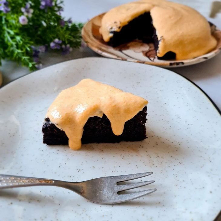 Bolo de cacau com brigadeiro de cenoura