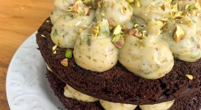 Bolo de cacau com brigadeiro de pistache