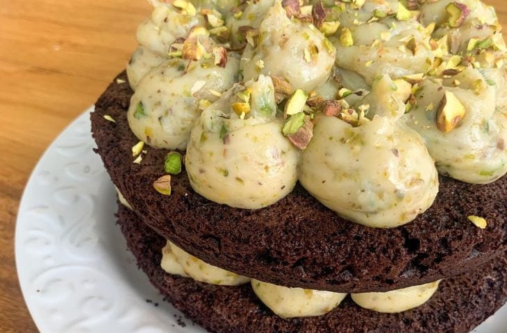 Bolo de cacau com brigadeiro de pistache
