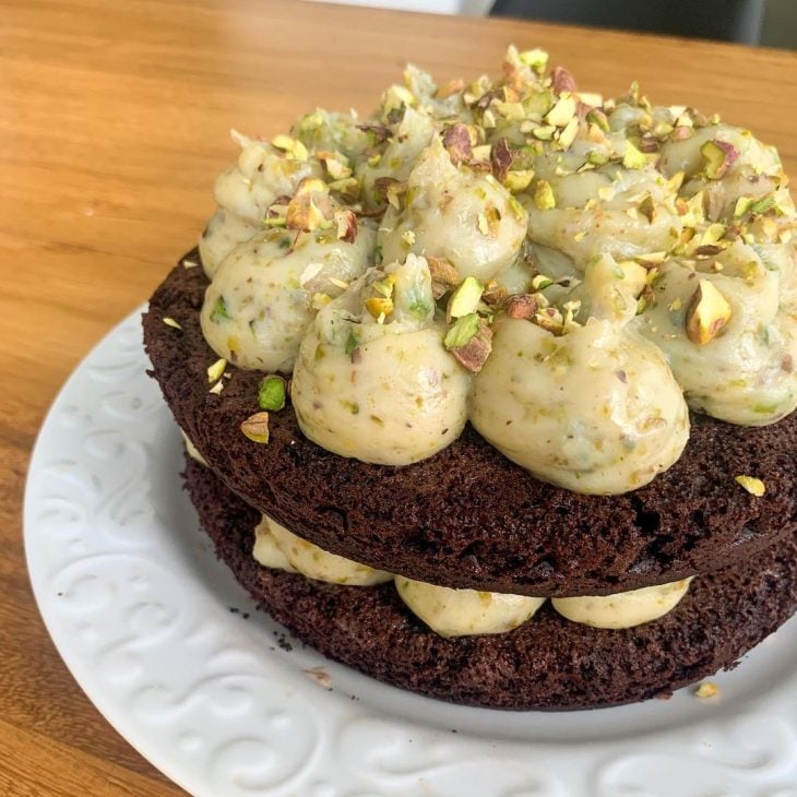 Bolo de cacau com brigadeiro de pistache