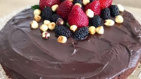 Bolo de cacau com frutas vermelhas