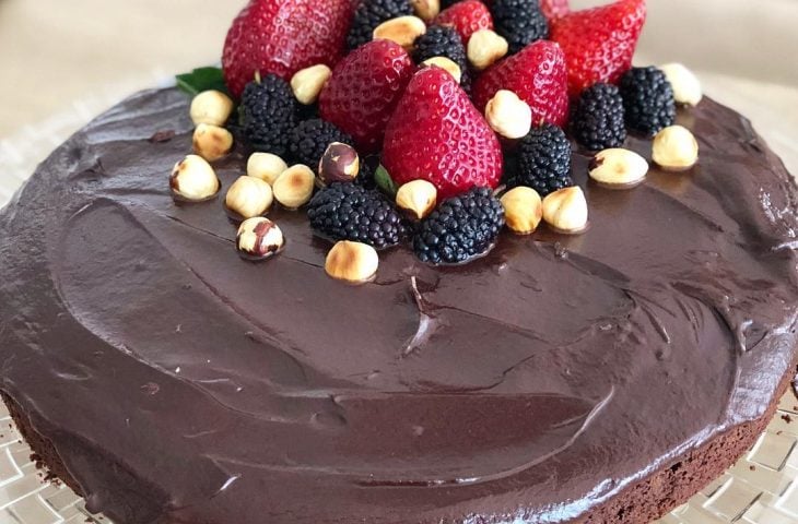 Bolo de cacau com frutas vermelhas