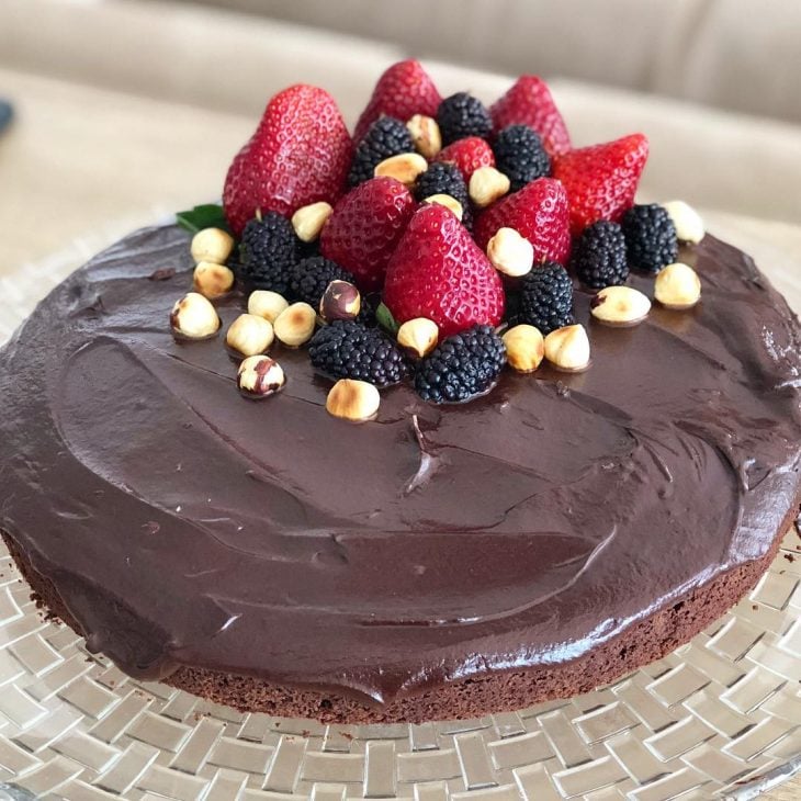 Bolo de cacau com frutas vermelhas