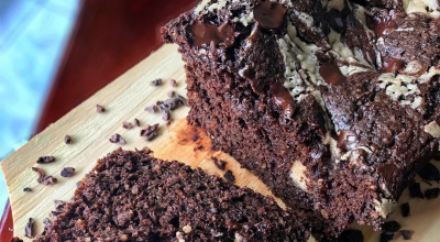 Bolo de cacau com gotas de chocolate