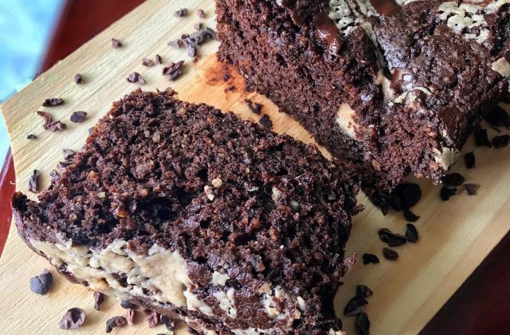 Bolo de cacau com gotas de chocolate