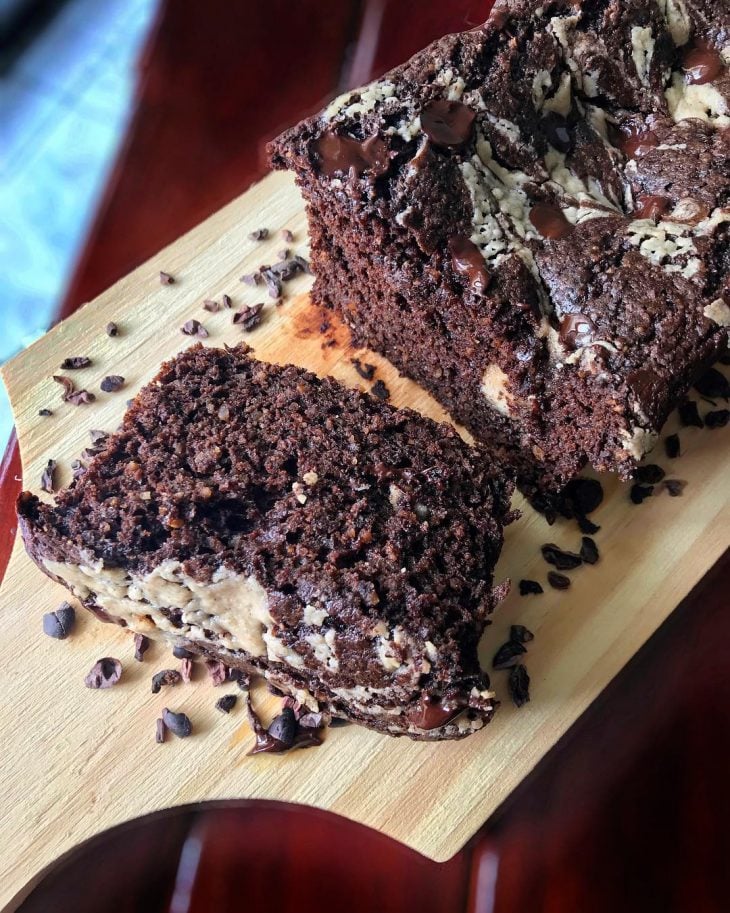 Bolo de cacau com gotas de chocolate