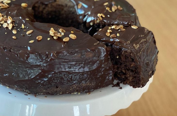 Bolo de cacau com granola