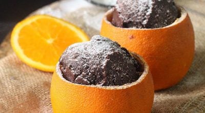 Bolo de cacau com laranja assado na casca