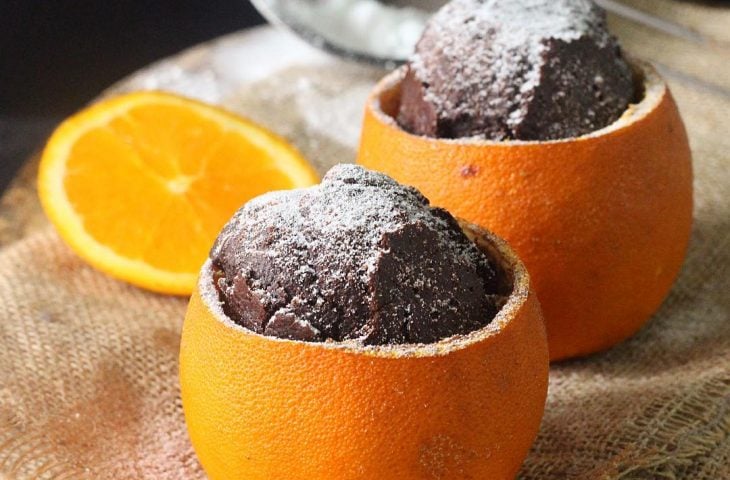 Bolo de cacau com laranja assado na casca