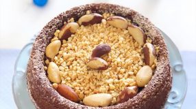 Bolo de cacau crocante com castanhas