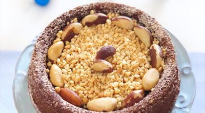 Bolo de cacau crocante com castanhas