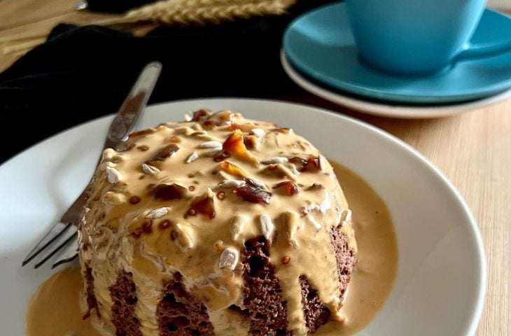 Bolo de cacau e banana com cobertura de amendoim