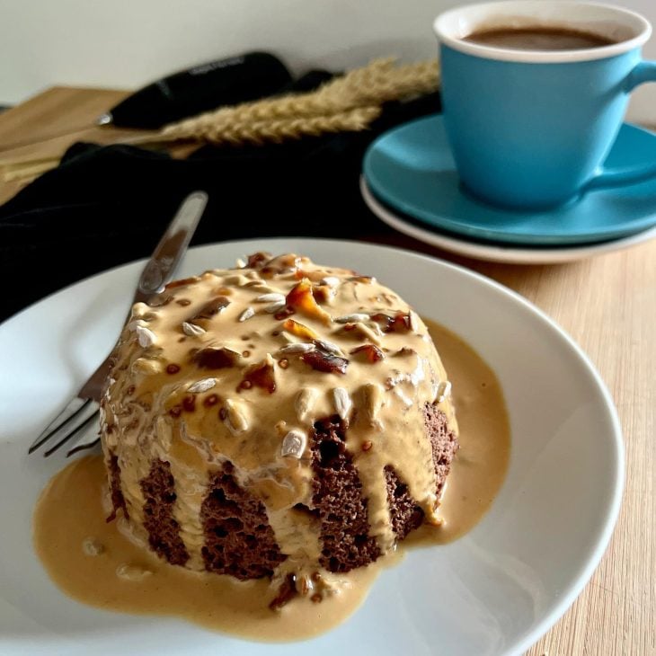 Bolo de cacau e banana com cobertura de amendoim