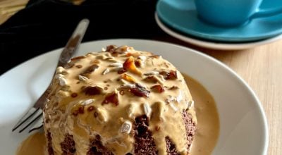 Bolo de cacau e banana com cobertura de amendoim