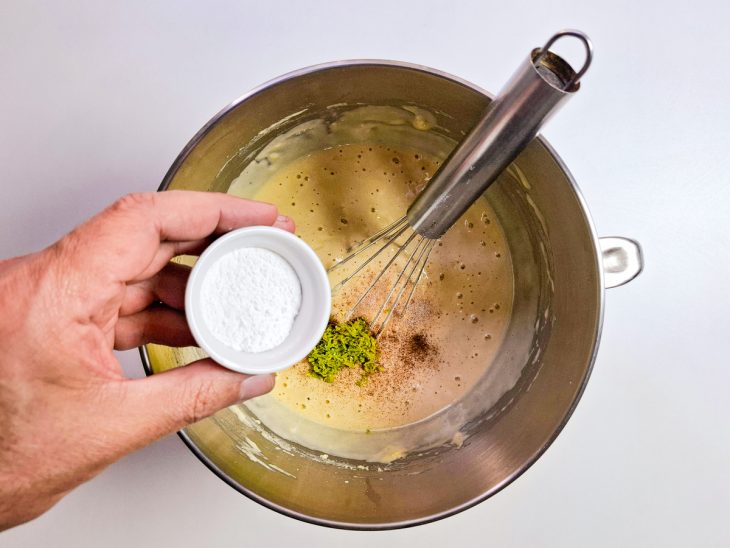 adição de raspas de limão e especiarias ao bolo.