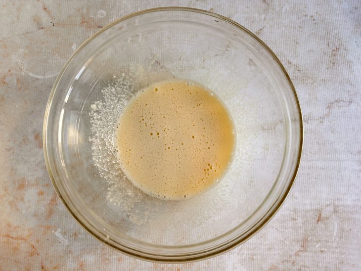 Ovos batidos com açúcar.