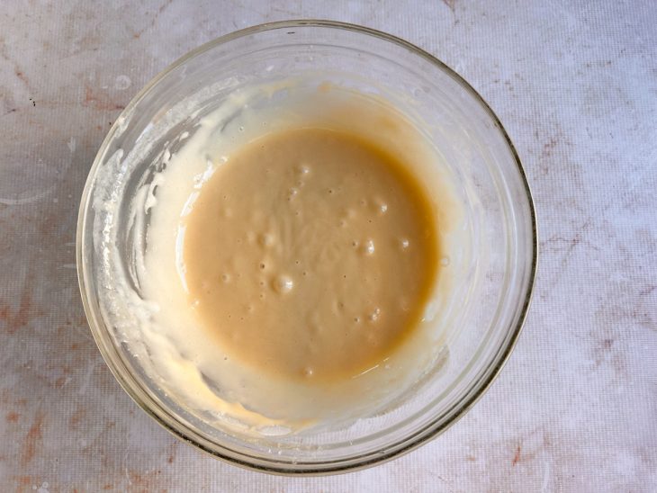 Sal, farinha de trigo e leite adicionados na tigela.