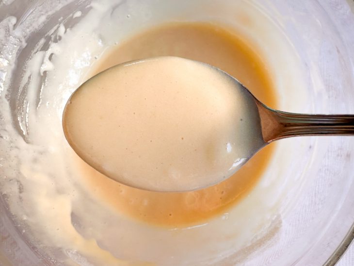 Porção da massa numa colher em destaque.