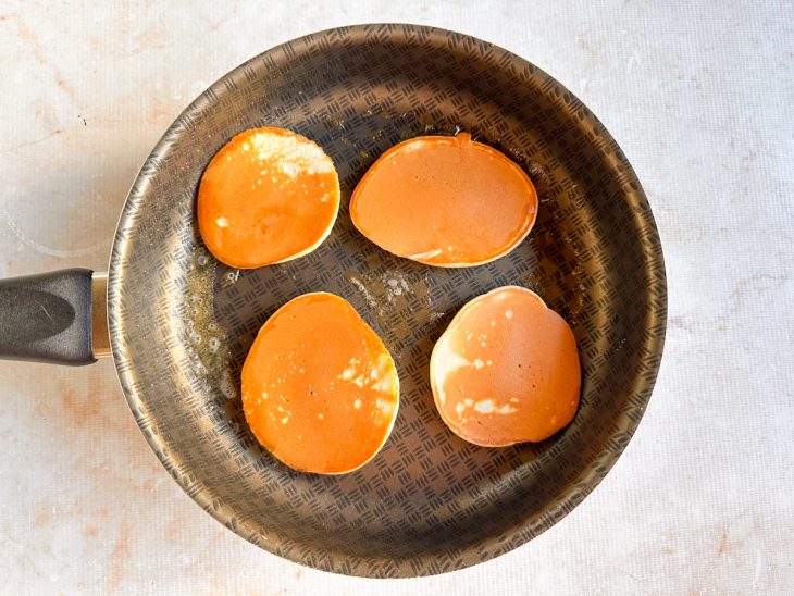 Porções douradas na frigideira.