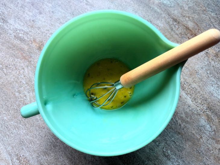Ovo batido na tigela.