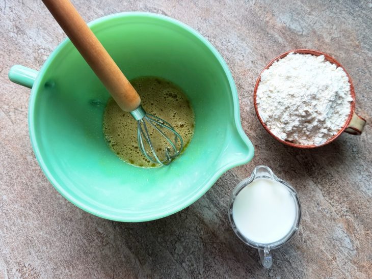 Leite e farinha separados para serem adicionados.