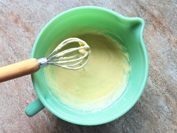 Fouet mostrando o ponto da massa.