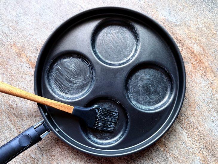 Frigideira untada com manteiga.