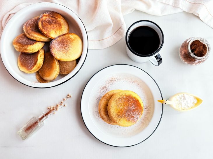 Bolo de caco pronto, servido com café.