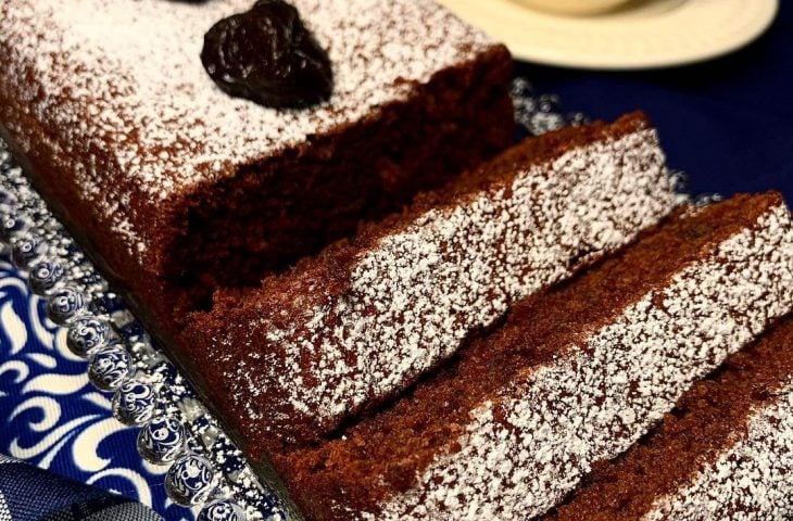 Bolo de café com ameixa