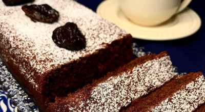 Bolo de café com ameixa