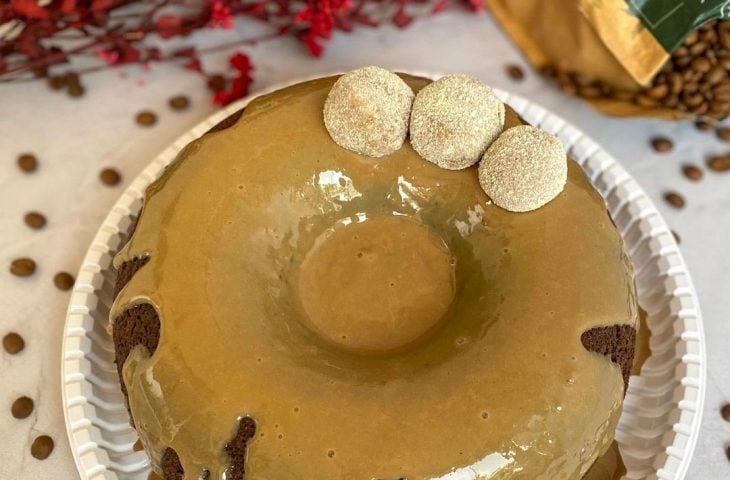 Bolo de café com cobertura de capuccino