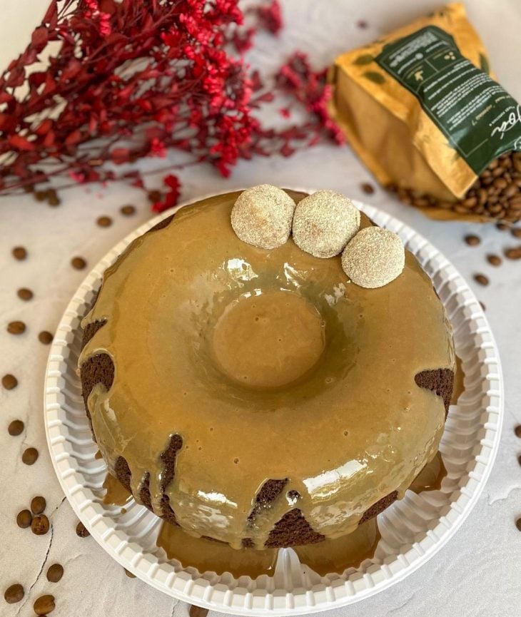 Bolo de café com cobertura de capuccino