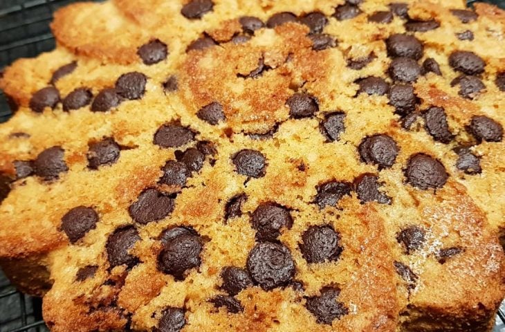 Bolo de café com gotas de chocolate