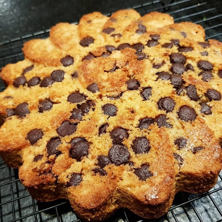 Bolo de café com gotas de chocolate