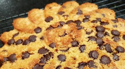 Bolo de café com gotas de chocolate