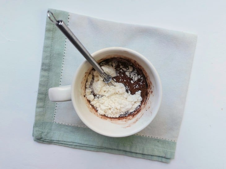 Farinha de trigo acrescentado na mistura do bolo de caneca.