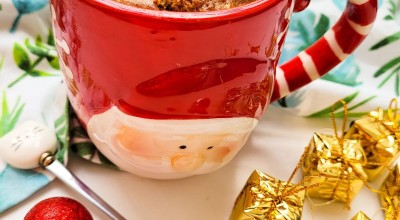 Bolo de chocolate e nozes de caneca