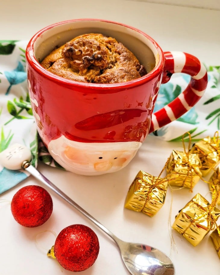 Bolo de chocolate e nozes de caneca