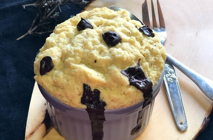 Bolo de caneca de amêndoa e coco