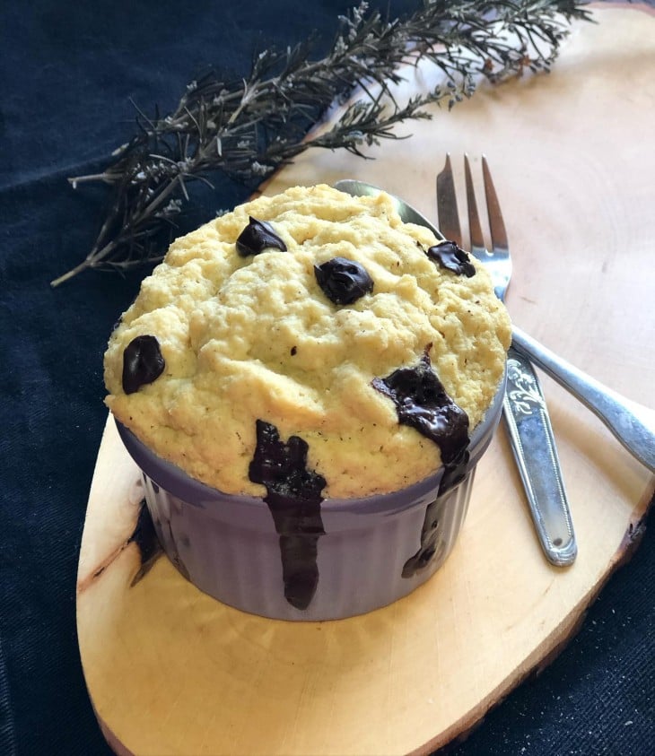 Bolo de caneca de amêndoa e coco