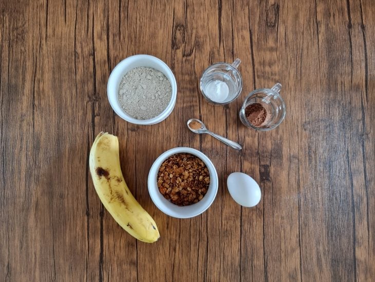 Todos os ingredientes do boo de caneca de banana fit reunidos na bancada.