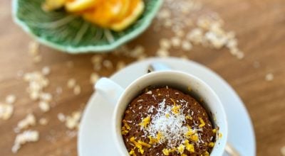 Bolo de caneca de cacau e laranja